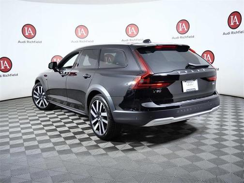 2023 Volvo V90 Cross Country B6 Plus