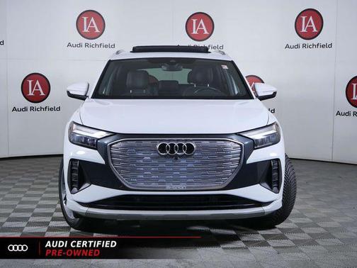Glacier White Metallic 2022 Audi e-tron Premium Plus
