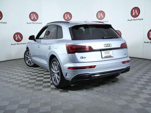 Florett Silver Metallic 2024 Audi Q5 e 55 S line Premium Plus