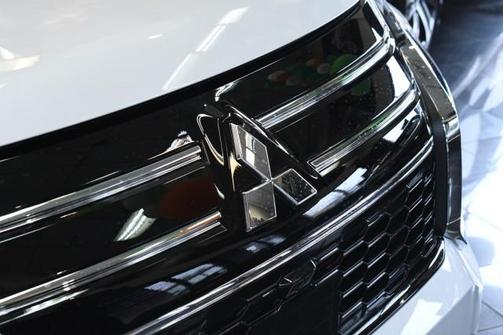 White Diamond 2026 Mitsubishi Outlander ES