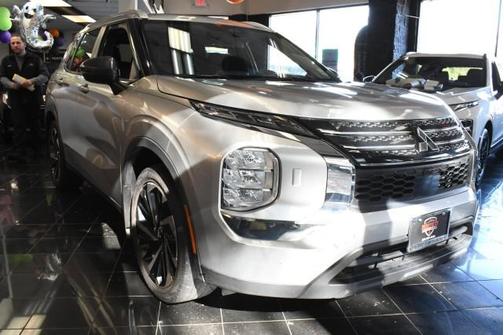 2022 Mitsubishi Outlander ES