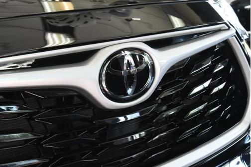 Midnight Black Metallic 2023 Toyota Highlander XLE