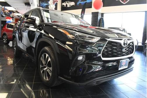 Midnight Black Metallic 2023 Toyota Highlander XLE