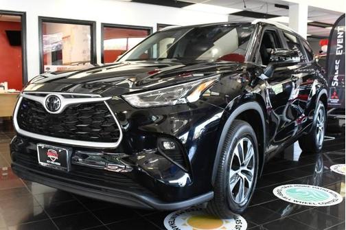 Midnight Black Metallic 2023 Toyota Highlander XLE