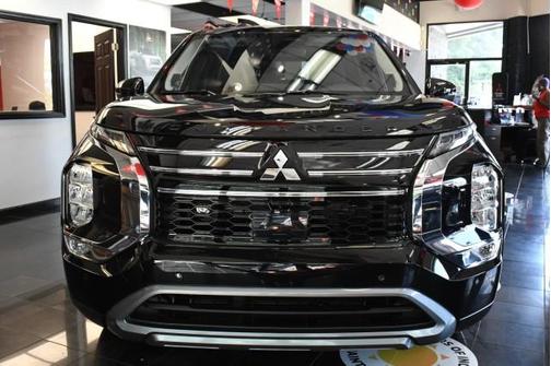 Labrador Black Pearl 2026 Mitsubishi Outlander SE