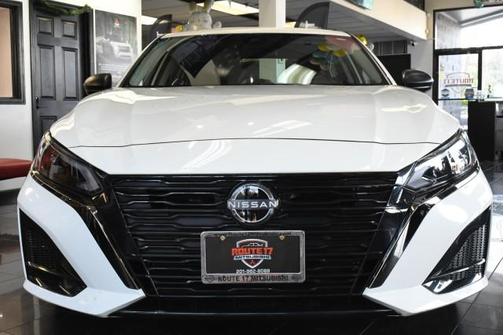 Glacier White 2025 Nissan Altima SV