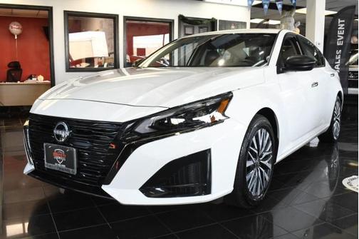 Glacier White 2025 Nissan Altima SV