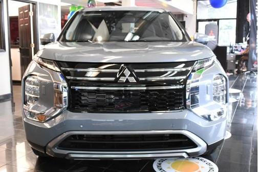 Moonstone Gray Metallic 2026 Mitsubishi Outlander SE