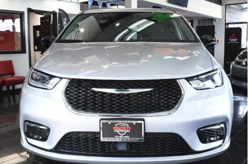 Silver Mist Clearcoat 2024 Chrysler Pacifica Touring-L