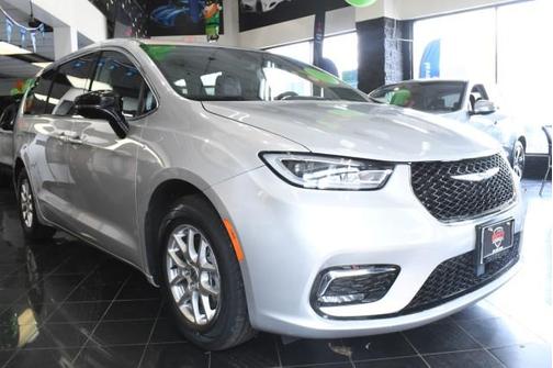 Silver Mist Clearcoat 2024 Chrysler Pacifica Touring-L