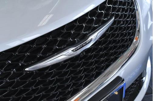 Silver Mist Clearcoat 2024 Chrysler Pacifica Touring-L