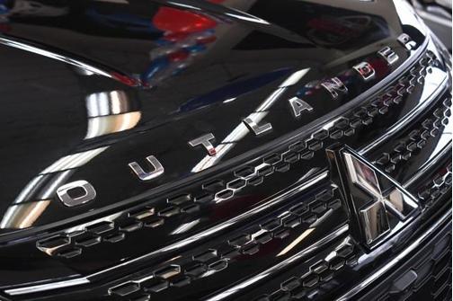 2023 Mitsubishi Outlander PHEV SE