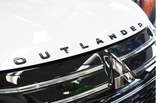 White Diamond 2026 Mitsubishi Outlander SEL