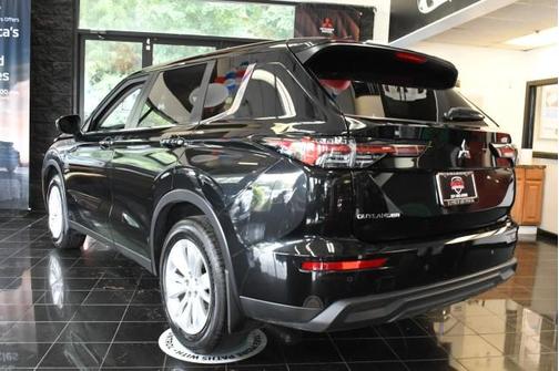 Black Diamond 2025 Mitsubishi Outlander ES