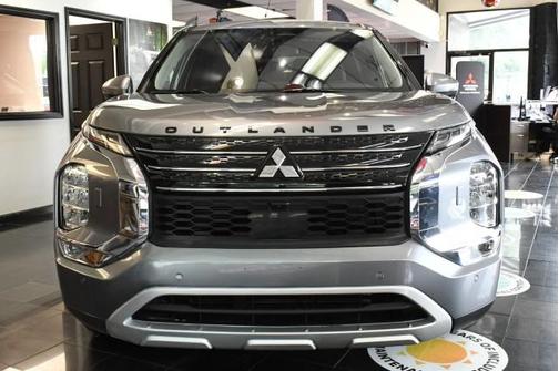 Mercury Gray Metallic 2022 Mitsubishi Outlander SE