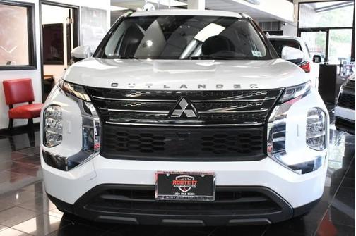 2022 Mitsubishi Outlander ES