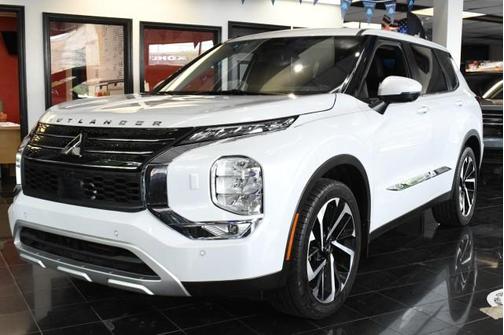 White Diamond 2023 Mitsubishi Outlander SE