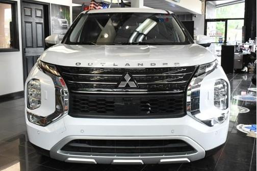 White Diamond 2023 Mitsubishi Outlander SE