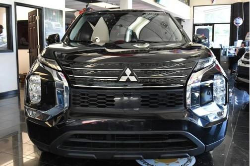 Black 2024 Mitsubishi Outlander ES
