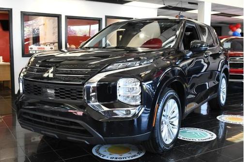 Black 2024 Mitsubishi Outlander ES