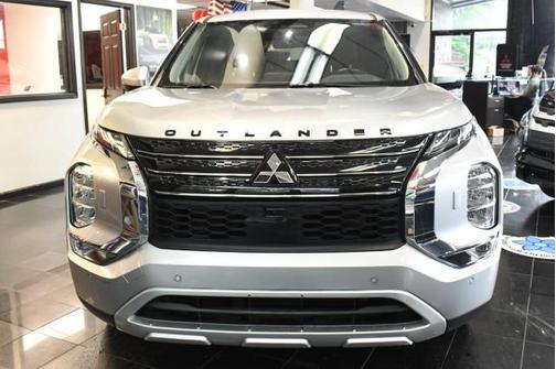 Alloy Silver Metallic 2024 Mitsubishi Outlander SE