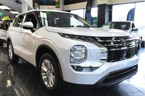 White Diamond 2026 Mitsubishi Outlander ES