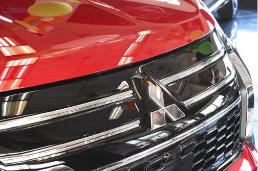 Diamond Red 2026 Mitsubishi Outlander ES