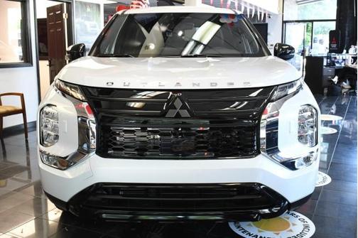 White Diamond 2026 Mitsubishi Outlander LE