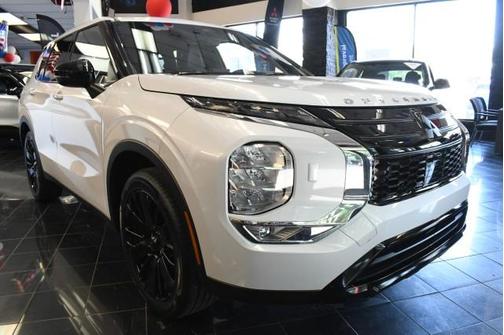 White Diamond 2026 Mitsubishi Outlander LE