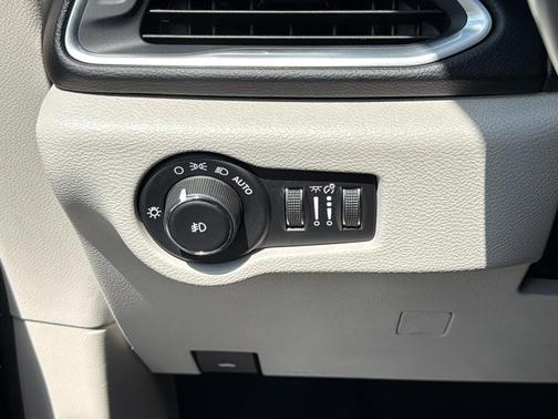 Brilliant Black Crystal Pearlcoat 2017 Chrysler Pacifica Touring-L Plus