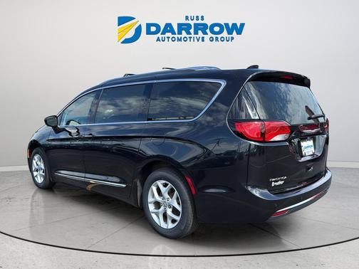 Brilliant Black Crystal Pearlcoat 2017 Chrysler Pacifica Touring-L Plus