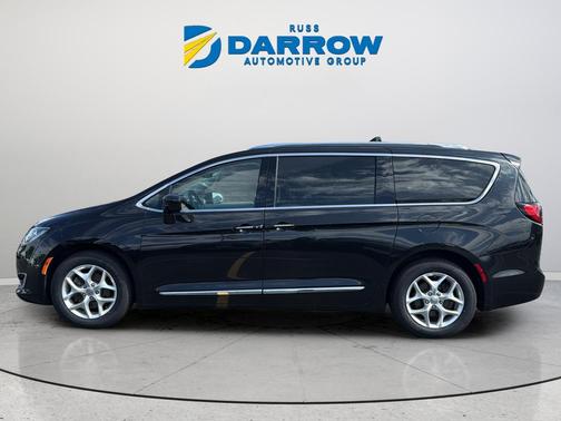 Brilliant Black Crystal Pearlcoat 2017 Chrysler Pacifica Touring-L Plus