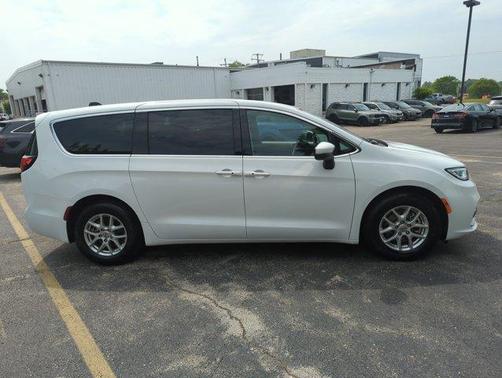 2023 Chrysler Pacifica Touring-L