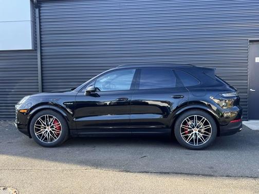 Chromite Black Metallic 2026 Porsche Cayenne S E-Hybrid