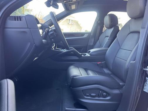 Chromite Black Metallic 2026 Porsche Cayenne S E-Hybrid