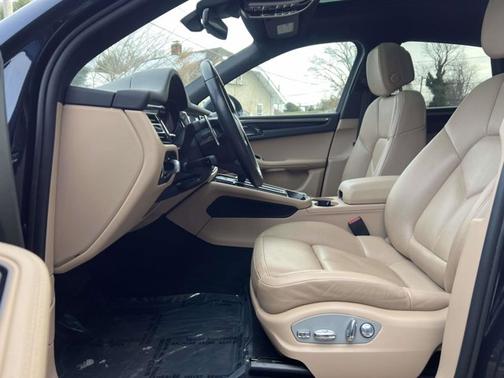 2023 Porsche Macan T