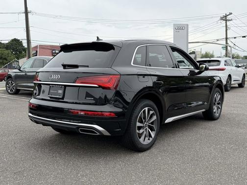 Mythos Black Metallic 2023 Audi Q5 S line Premium