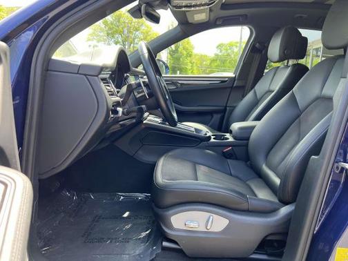 2022 Porsche Macan Base (PDK)