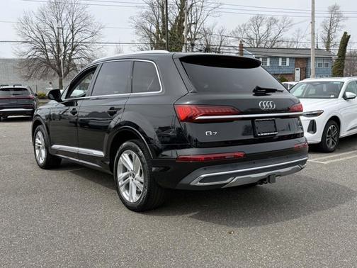 Black Metallic 2023 Audi Q7 Premium