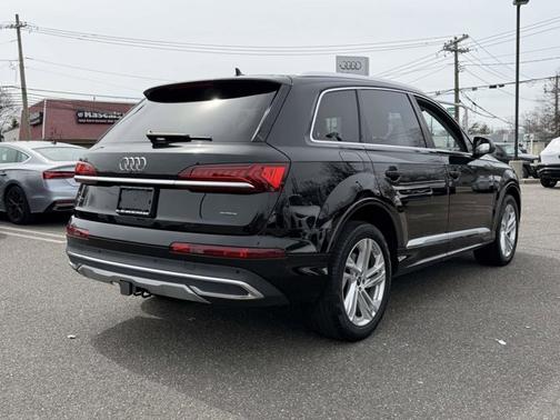Black Metallic 2023 Audi Q7 Premium