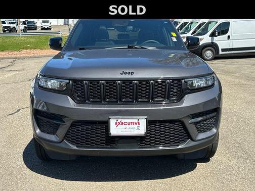 Baltic Gray Metallic Clearcoat 2023 Jeep Grand Cherokee Altitude