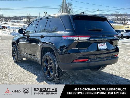 Diamond Black Crystal Pearlcoat 2023 Jeep Grand Cherokee Altitude