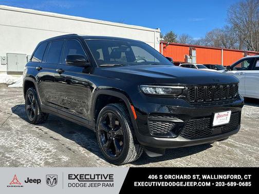 Diamond Black Crystal Pearlcoat 2023 Jeep Grand Cherokee Altitude
