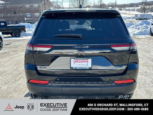 Diamond Black Crystal Pearlcoat 2023 Jeep Grand Cherokee Altitude