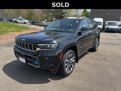 Diamond Black Crystal Pearlcoat 2024 Jeep Grand Cherokee 4xe Overland