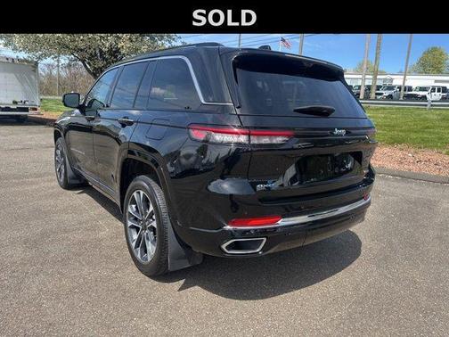 Diamond Black Crystal Pearlcoat 2024 Jeep Grand Cherokee 4xe Overland