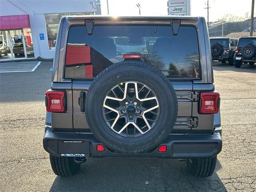 2026 Jeep Wrangler 4-Door Sahara 4x4