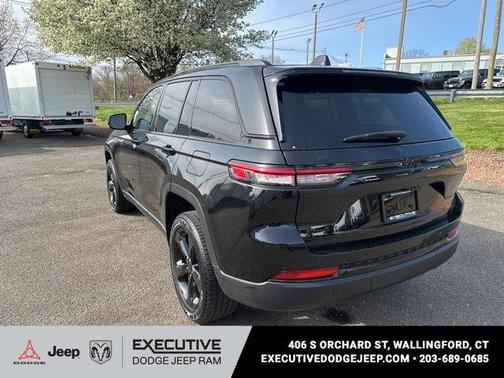 Diamond Black Crystal Pearlcoat 2022 Jeep Grand Cherokee Altitude