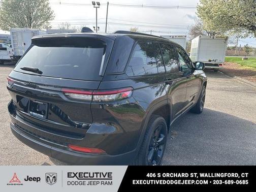 Diamond Black Crystal Pearlcoat 2022 Jeep Grand Cherokee Altitude
