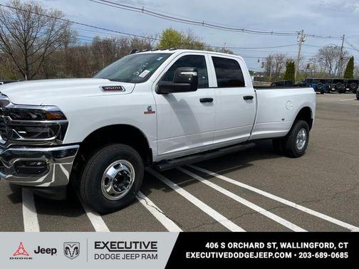 Bright White Clearcoat 2026 RAM 3500 Tradesman Crew Cab 4x4 8' Box